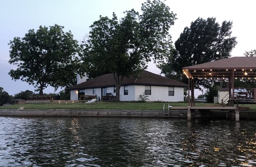 Granbury House | Private lake retreat with great decks, kayaks, bbq and fire pit.sleeps 8