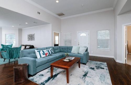 Oak Cliff House | Private Patio - Games - Sleeps 14 - Downtown Dallas