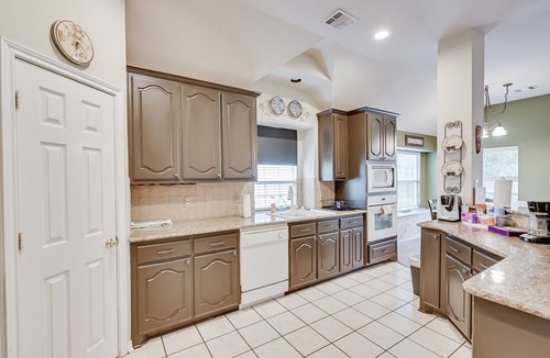 South Arlington House | PRIVATE POOL w/Full Amenities in Mansfield & near Joe Pool LK