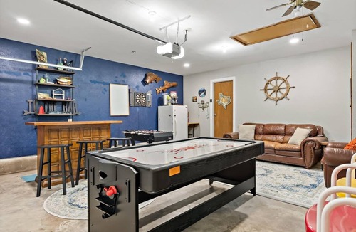 Enchanted Oaks House | Private Waterfront Cove | Game Room | Dock | Pet Friendly | Fire Pit | Kayaks | Family Time