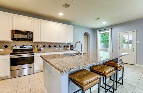 Richmond House | Private Yard & Furnished Patio! Rosenberg Retreat