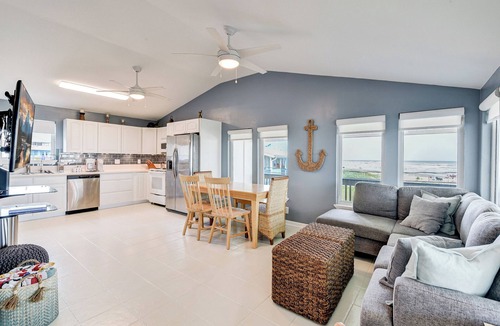Pirates Beach West House | Propeller Clubhouse - Stunning Beach Views, Walk Steps to Beachfront