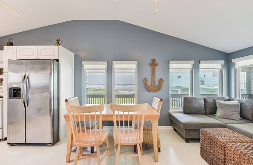 Pirates Beach West House | Propeller Clubhouse - Stunning Beach Views, Walk Steps to Beachfront