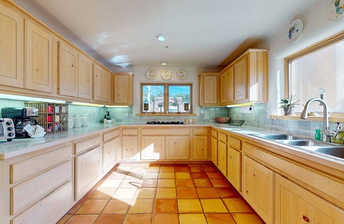 Valdez House | Pueblo de Canoncito - 11 Acres, Forest & Views