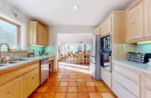 Valdez House | Pueblo de Canoncito - 11 Acres, Forest & Views