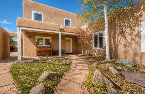 Valdez House | Pueblo de Canoncito - 11 Acres, Forest & Views