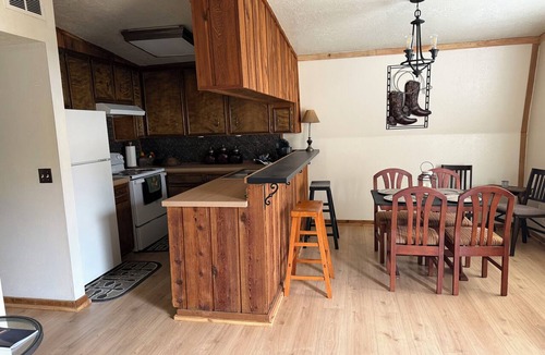 Caldwell House | Quaint Cottage Loft - 2-bedroom loft apartment located in the heart of Caldwell