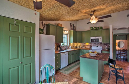 Dennis Cottage | Quaint Countryside Casita: 45 Mi to Ft. Worth