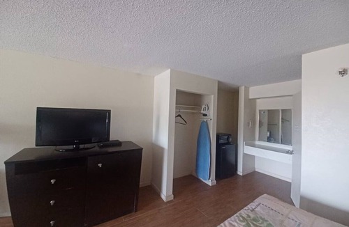 Port Lavaca Apartment | Queen Bed with Kitchenette Non - Smoking
