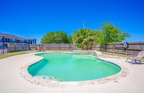 Port Lavaca Apartment | Queen Bed with Kitchenette Non - Smoking