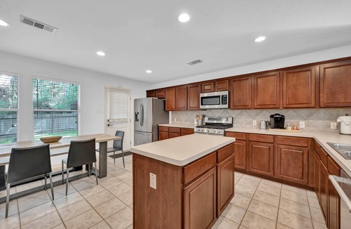 College Park House | Quiet 3BR Retreat Near The Woodlands | King Bed | Easy I-45 Access | Family Friendly