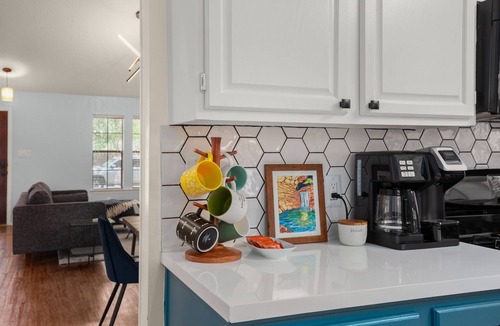 Cat Hollow House | Quiet Hideaway w/Pool, 20min to Austin TX