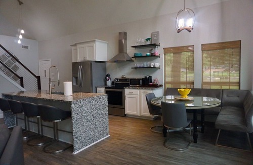 Leisure Land House | Quiet lakefront cottage a perfect oasis for relaxing with family and friends