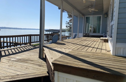 Onalaska House | Quiet Lakefront! Kayak, sup, Lilypad, game room! Pet friendly!