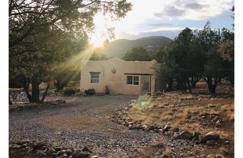 Tyrone House | Quiet mountains between Silver City & Pinos Altos. Kitchen/living room/bedroom