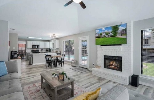Flower Mound House | Relájate con tu la familia en este alojamiento donde la tranquilidad se respira