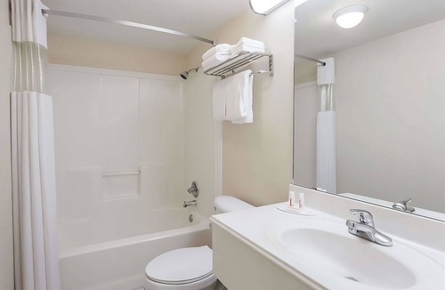 Austin Ave. Hotel | Relax and Recharge in Knights Inn Franklin Ave Waco! Pet-friendly, Free Parking