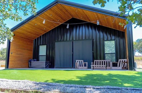 Forestburg House | Relax at this Modern Rustic Barndominium in Nocona. This 2BR, 2BA retreat offers an open layout, chef’s kitchen, spa-style baths, and outdoor patio with fire pit, perfect for families, couples, or friends under the Texas stars.