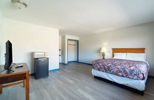 Clute Hotel | Relax in a Homey Room Near Local Attractions, Brazosport Museum Nearby - 2 Rooms