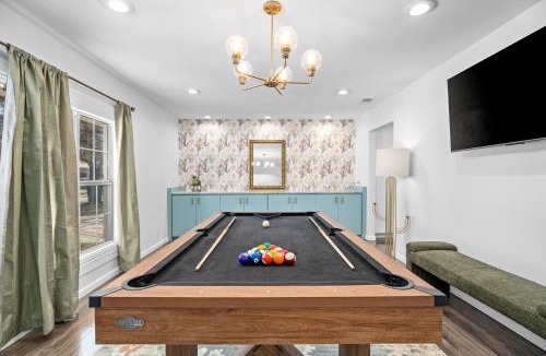 Vance Jackson House | Relaxed Luxury Pet Friendly Home with Pool and Backyard Lounge in San Antonio, TX