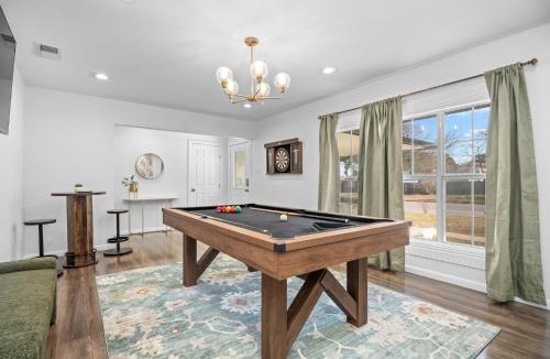 Vance Jackson House | Relaxed Luxury Pet Friendly Home with Pool and Backyard Lounge in San Antonio, TX