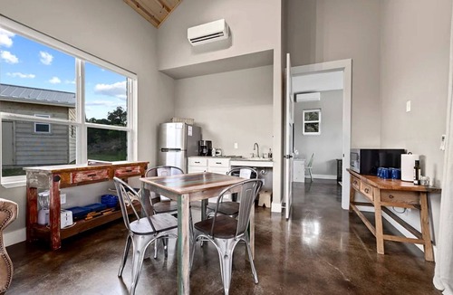 Dripping Springs Cottage | Relaxing Accessible Cottage with Outdoor Fireplace for a Peaceful Getaway near Austin, Texas