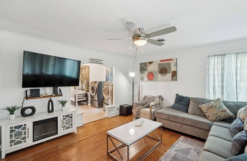 Irving Ski Chalet | Relaxing Home Near DFW/Patio & BBQ Easy Parking