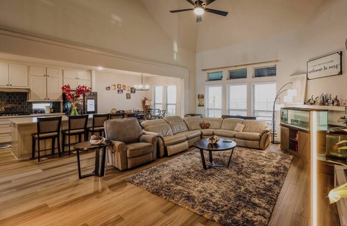 Lincoln Park House | Relaxing Pond Getaway | Private Room for families