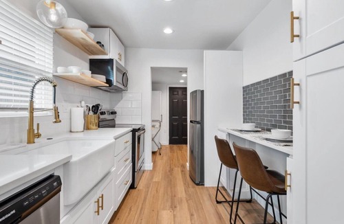 Shady Acres House | Renovated 1920s Bungalow! Walk to Shops & Food. Pet-Friendly. 20MIN to WC.