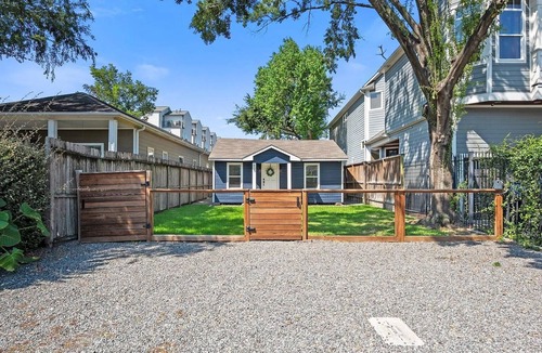 Shady Acres House | Renovated 1920s Bungalow! Walk to Shops & Food. Pet-Friendly. 20MIN to WC.