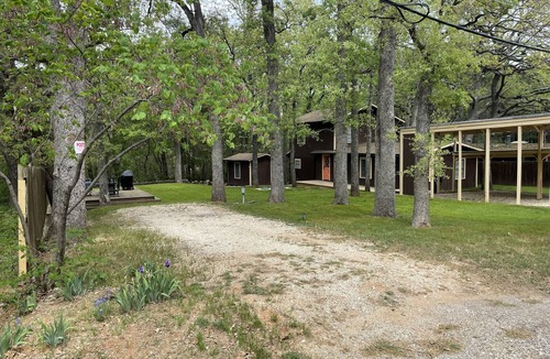 Gordonville Cabin | Renovated Lake Texoma Cabin · Glamping · Boat Parking · Nature Views · 1Hr DFW