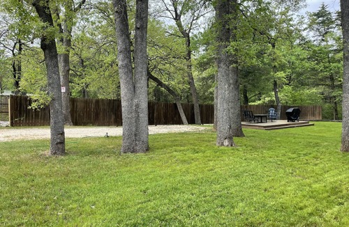 Gordonville Cabin | Renovated Lake Texoma Cabin · Glamping · Boat Parking · Nature Views · 1Hr DFW