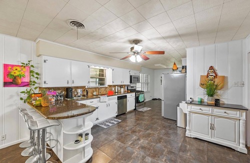 Hurst House | Rest and Relaxation - large oasis in the middle of town.