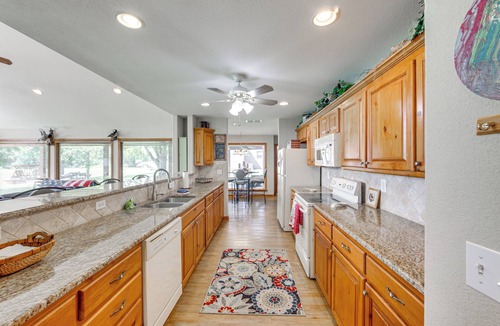 Log Cabin House | ‘Rhodes Retreat’ w/Dock on Cedar Creek Lake!