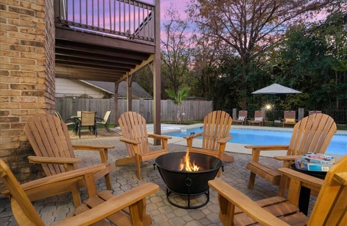 North Austin Civic Association House | Rhythm Retreat: Stunning 5-bedroom in Austin with Large Pool, Game Room, Firepit