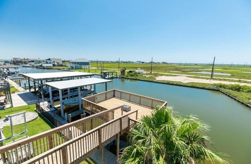 Surfside Beach House | Right on the Canal Great for Fishing