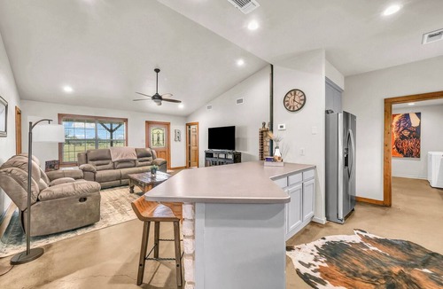 Dennis House | Riley Ranch farmhouse in the charming Brock TX - Near Wedding Venues!