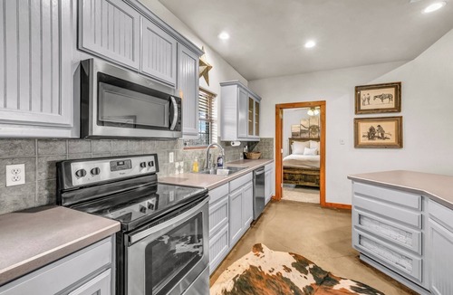 Dennis House | Riley Ranch farmhouse in the charming Brock TX - Near Wedding Venues!