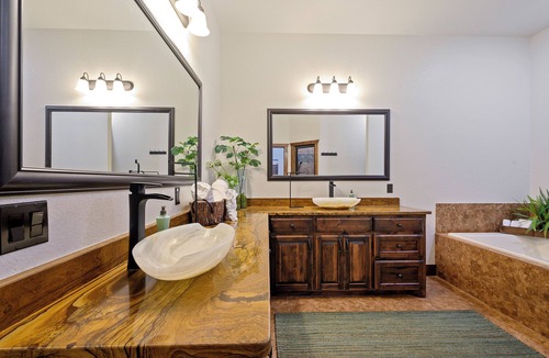 Golden Resort | Riverfront Cabin, Bunkhouse -160 Acres/Hot Tub/Hiking Trails!Kayaks Provided!