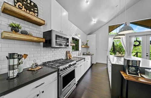 Ingram House | Riverfront Retreat · Walk to Dining · 2 Kings · Deck ·