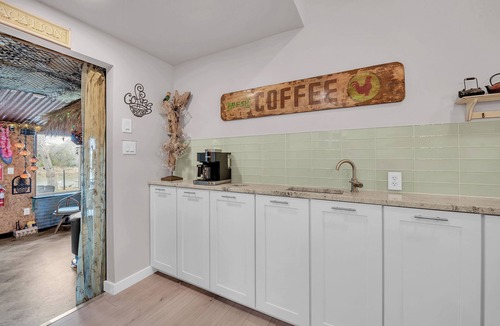 Waco House | Riverfront Retreat with TiKi BaR! Close to Baylor and Magnolia