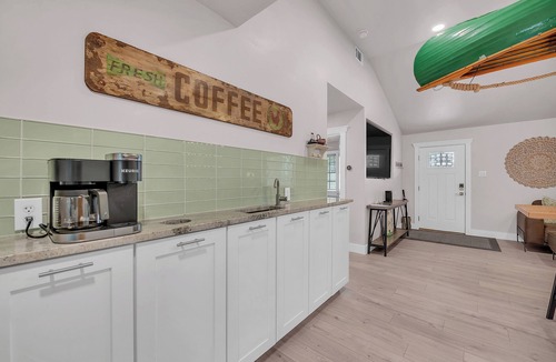 Waco House | Riverfront Retreat with TiKi BaR! Close to Baylor and Magnolia