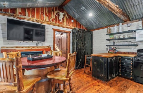 Fredericksburg Cabin | Rockin' R - Mason Jar Cabin