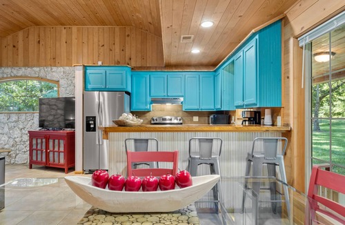 Belmont Cottage | Romantic Cottage + Pond, Firepit & Comfy King Beds with Gated 3 Acres