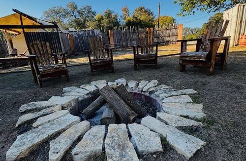 Spicewood Cabin | Romantic Lakefront Getaway: Massage, Winery, Kayaks, SUPs, Yoga, Krause Springs!