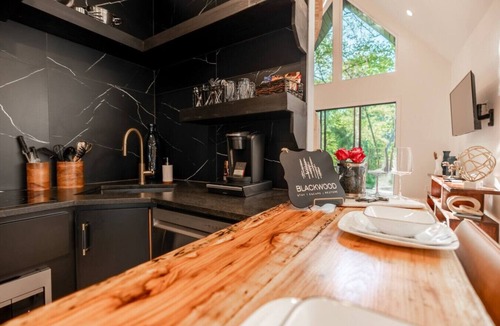 Bullard Cabin | Romantic Lakeside Retreat | Hot Tub & Fire Pit