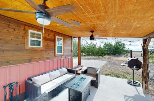 Harper Apartment | Romantic Tiny House w/Views in Harper!