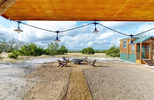 Harper Apartment | Romantic Tiny House w/Views in Harper!