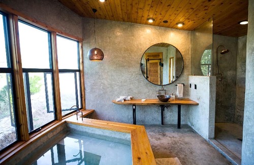 Spicewood Cabin | Romantic Tree House Rental with Soaking Tub near Austin in Spicewood, Texas