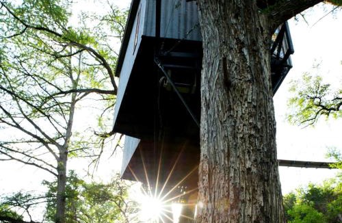 Spicewood House | Romantic Tree House Rental with Soaking Tub near Austin in Spicewood, Texas